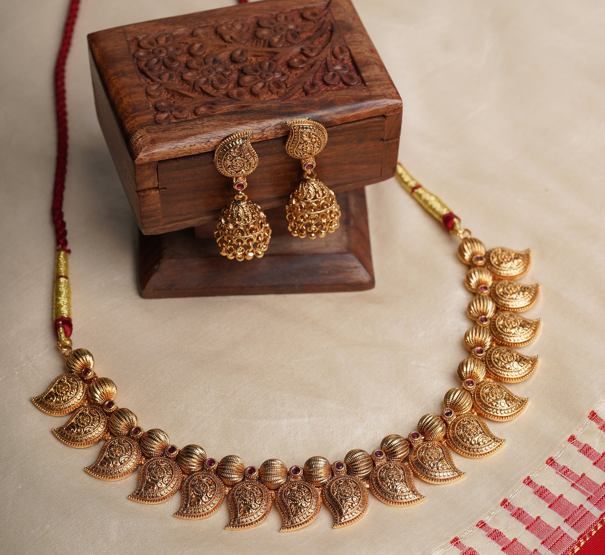 Korini Necklace Set