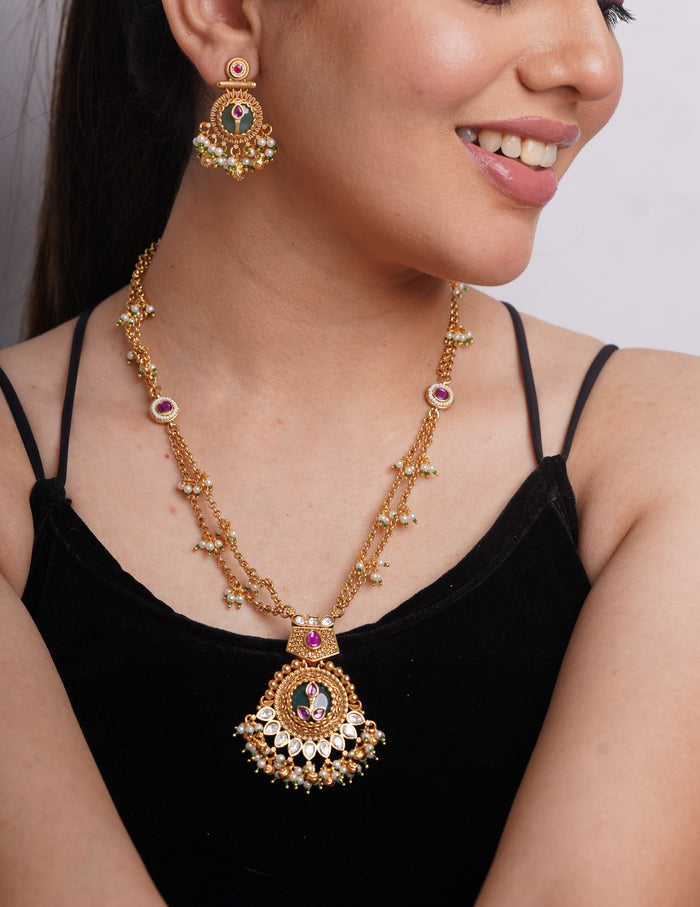 Pendant Set with Kundan Detailing
