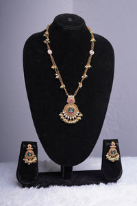 Pendant Set with Kundan Detailing