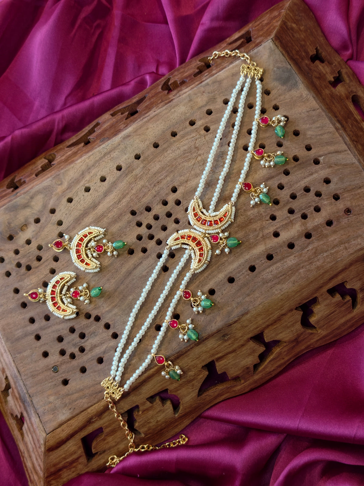 Pearl Chaand Choker With Paachi Kundan Hangings